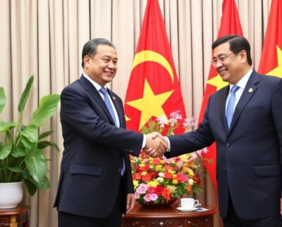 马来西亚国会下议院议长与越南官员握手